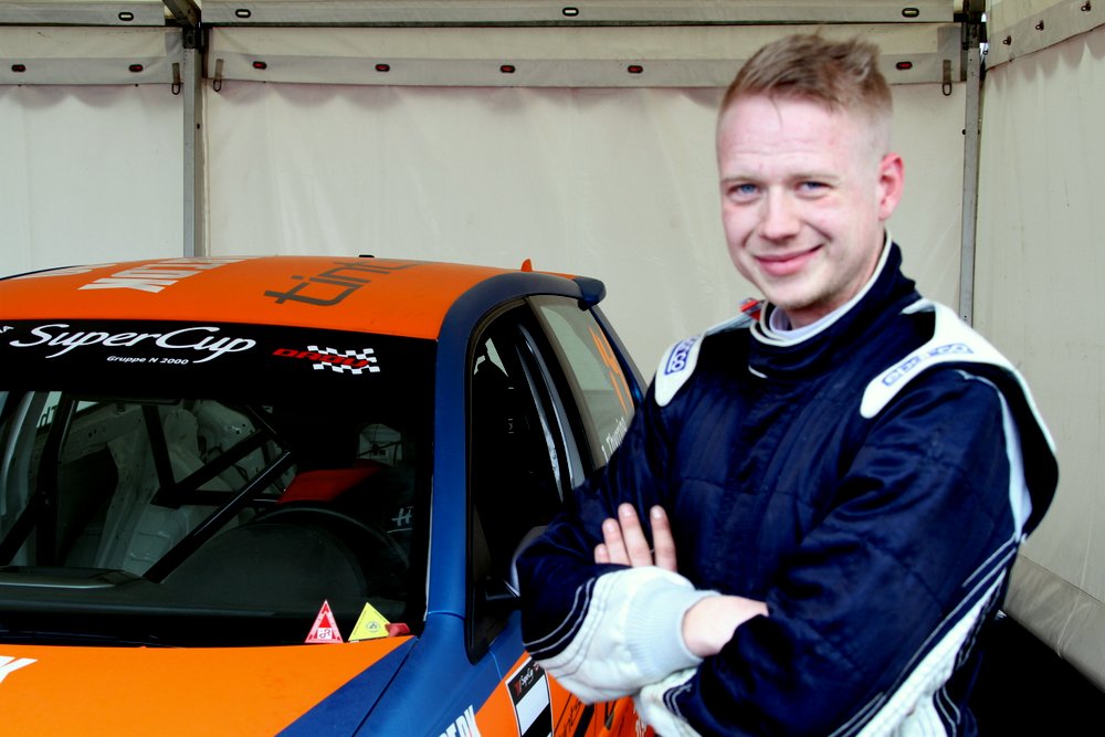 Jannick Thyrring stiller i en Polo i en meget flot orange og blå indpakning
(Foto: Keld Dohm)